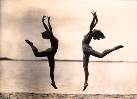 Герхард рибике. две обнаженные в прыжке, 1925